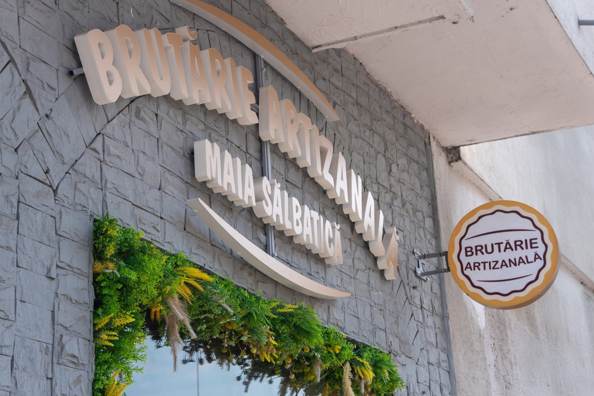 Firma magazinului: Brutărie Artizanală, Maia Sălbatică